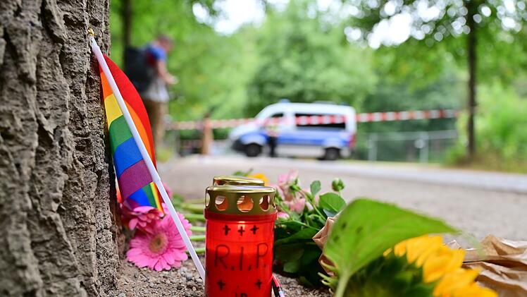 Auto rast in Menschenmenge - CSD abgebrochen