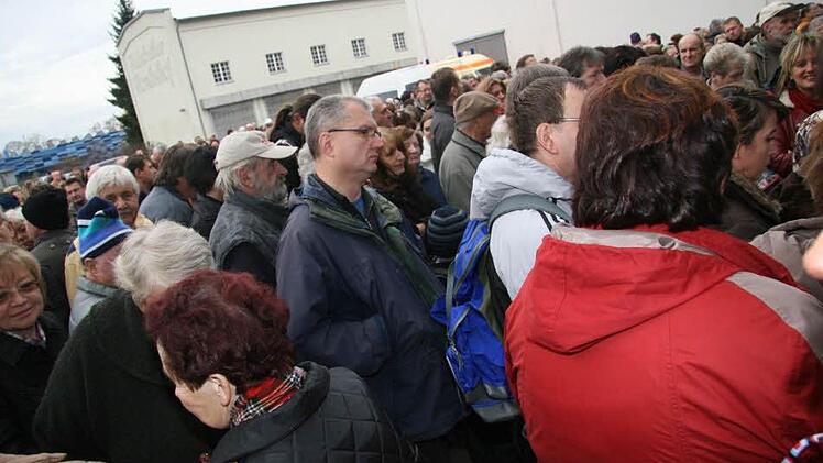 Schon eine halbe Stunde vor der Eröffnung standen hunderte Schnäppchenjäger vor den Toren der Mönchshof Schlange. Fotos: Adam