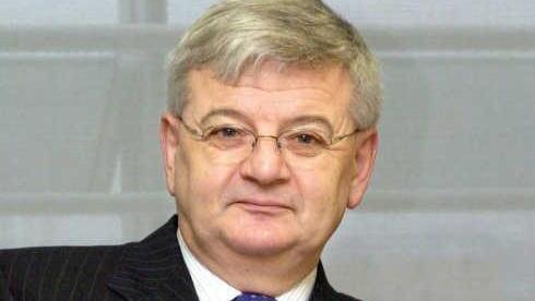 Joschka Fischer, Bonn, 18. Oktober 1984Im Bundestag geht's um Gerüchte über Zahlungen des Flick-Konzerns an Rainer Barzel, der Grünen-Abgeordnete Jürgen Reents bezeichnet den damaligen Bundeskanzler Helmut Kohl als "von Flick" gekauft und wird des Saales verwiesen. Die Grünen protestieren, einer Abgeordneten wird vom Bundestagsvizepräsident das Mikro abgestellt. Der Abgeordnete Joschka Fischer sagt seine Meinung auch ohne Mikro, wird ebenfalls des Saales verwiesen und entgegnet mit dem Satz, ...