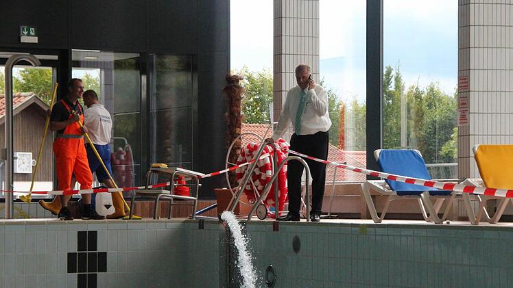 Der Geschäftsführer der Stadtwerke Rödental, Michael Eckhardt, schaut sich den Arbeitsfortschritt an und ist schon wieder am telefonieren.