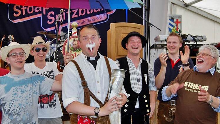 Schaum vor dem Mund: Mit viel Spaß eröffnete Pfarrer Michael Kubatko als Schirmherr das Steinacher Pfingstfestival.  Fotos: Sigismund von Dobschütz