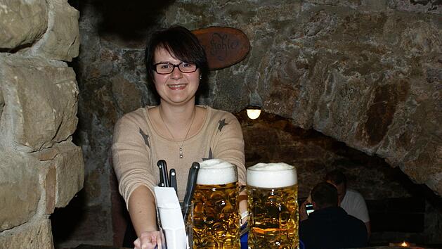 Franziska Emmert bedient im Postkeller. Foto: Arkadius Guzy