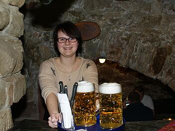 Franziska Emmert bedient im Postkeller. Foto: Arkadius Guzy