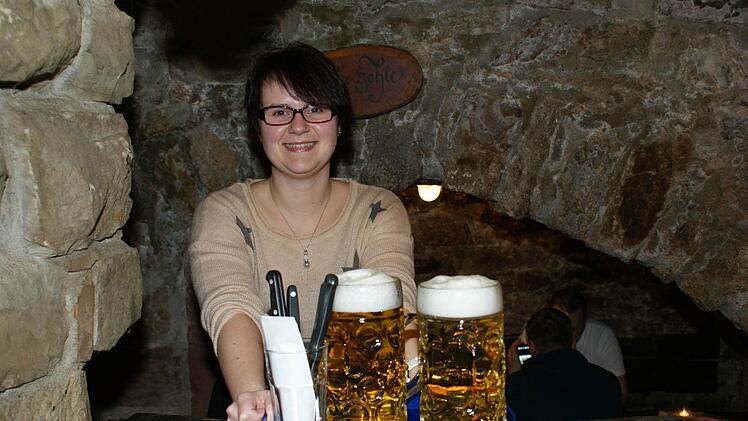 Franziska Emmert bedient im Postkeller. Foto: Arkadius Guzy
