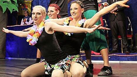 Die Tanzgruppe "Kustibas" (hier Jaqueline Degel sowie Jenny und Sarah Küchler) begeisterte mit ihrem Showtanz. Foto: Bettina Knauth