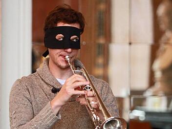 Musiker mit Räubermasken: Das Philharmonische Blechbläserquintett des Landestheaters begeisterte beim"Concert for Kids" im Spiegelsaal. Foto: Jochen Berger