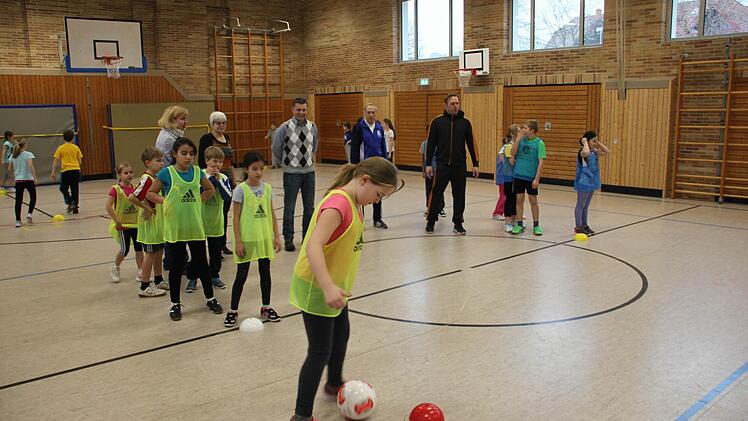 Unter fachkundiger Aufsicht galt es für die Jungs und Mädchen, mit dem Ball durch einen Hütchen-Parcours zu dribbeln.