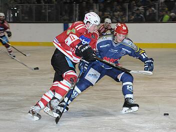 Spielte eine herausragende Saison und bleibt den Kissinger Wölfen erhalten: Toms Lilla (links, im Derby gegen die Mighty Dogs). Foto: Hopf