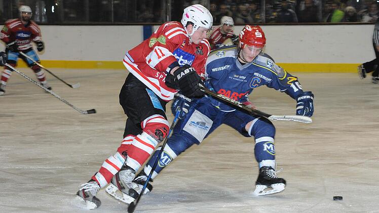 Spielte eine herausragende Saison und bleibt den Kissinger Wölfen erhalten: Toms Lilla (links, im Derby gegen die Mighty Dogs). Foto: Hopf