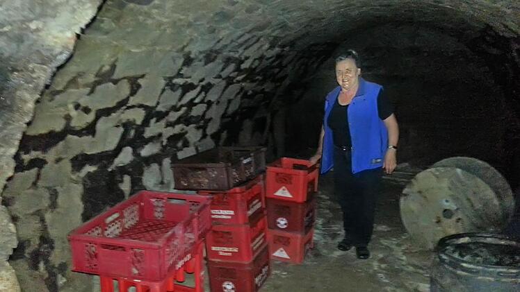 Anna Eckstein schätzt die Möglichkeit, Vorräte im Kellergewölbe lagern zu können. Sie muss dazu nur über die Straße gehen. Temperatur und Luftfeuchtigkeit sind konstant.  Fotos: Sabine Christofzik