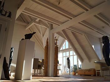 "Kunst trifft Wohn(t)raum!" unter dieser Überschrift wird das Anwesen von Familie Metz in der neuen Innenentwicklungsbroschüre der Kreuzbergallianz beschrieben. Foto: Marion Eckert