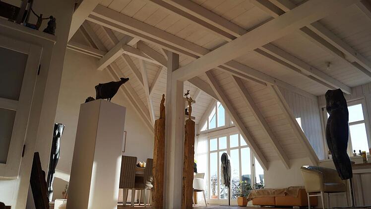 "Kunst trifft Wohn(t)raum!" unter dieser Überschrift wird das Anwesen von Familie Metz in der neuen Innenentwicklungsbroschüre der Kreuzbergallianz beschrieben. Foto: Marion Eckert