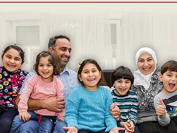Strahlendes Familienglück (vordere Reihe): Judy, Sham, Besher und Laith. Dahinter stehen (v. l.) Vater Sameh mit Alma neben Mutter Wissam Kanawati. Fotos: Matthias Hoch