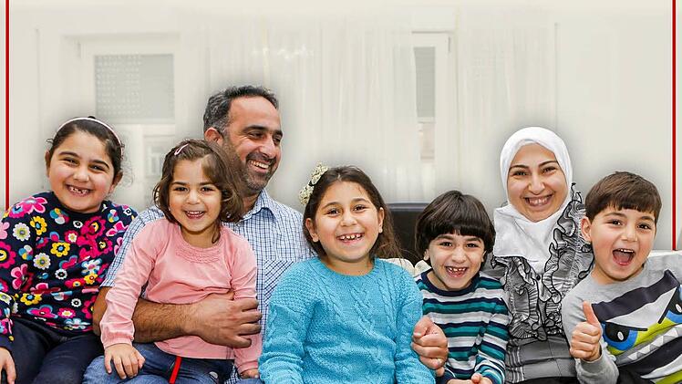 Strahlendes Familienglück (vordere Reihe): Judy, Sham, Besher und Laith. Dahinter stehen (v. l.) Vater Sameh mit Alma neben Mutter Wissam Kanawati. Fotos: Matthias Hoch