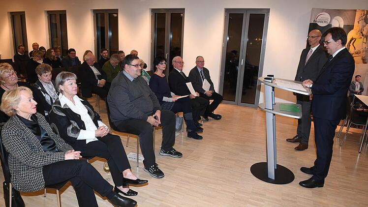 Bürgermeister Lange bei der Laudatio auf die zu Ehrenden, die alle in der ersten Reihe sitzenFoto: Ronald Rinklef