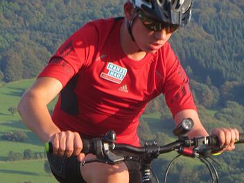 Maximilian Jäger, ein Jugendlicher aus Bad Brückenau, trainiert für die Paralympics. Am Samstag, 22. Juli, wird eine Reportage über ihn im Fernsehen gezeigt.  Foto: Barbara Jäger