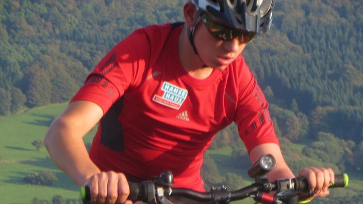 Maximilian Jäger, ein Jugendlicher aus Bad Brückenau, trainiert für die Paralympics. Am Samstag, 22. Juli, wird eine Reportage über ihn im Fernsehen gezeigt.  Foto: Barbara Jäger