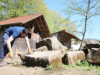 Der Inder Dev in Mittelberg - er ist hier freiwilliger Helfer. Foto: Anna-Lena Deuerling