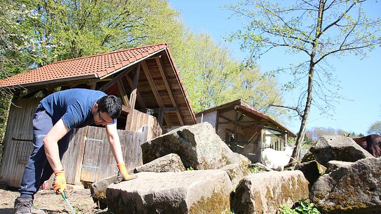 Der Inder Dev in Mittelberg - er ist hier freiwilliger Helfer. Foto: Anna-Lena Deuerling