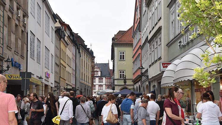 Tausende Schnäppchenjäger strömten zum Flohmarkt in die Stadt.Gabi Arnold