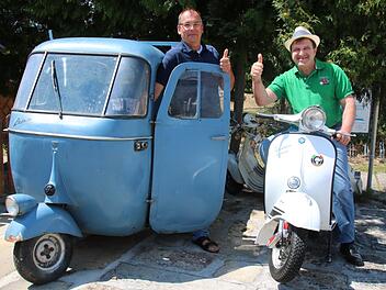 Franz Jahn (links) und Giuseppe "Josef" Sanfilippo sind die Organisatoren des Vespa-Treffens, das am Sonntag am Alten Bahnhof (Ristorante "La Stazione") stattfindet.Matthias Einwag