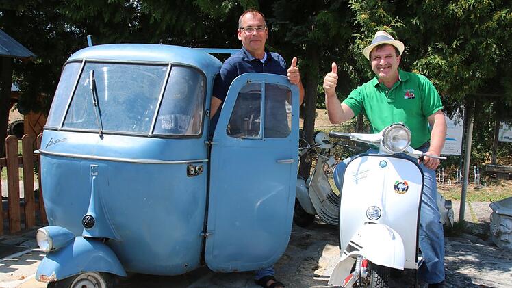 Franz Jahn (links) und Giuseppe "Josef" Sanfilippo sind die Organisatoren des Vespa-Treffens, das am Sonntag am Alten Bahnhof (Ristorante "La Stazione") stattfindet.Matthias Einwag