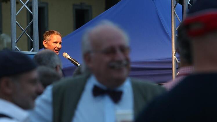 Björn Höcke (am Mikrofon) war von Georg Hock (rechts) als Höhepunkt der AfD-Kundgebung in Forchheim angekündigt worden.