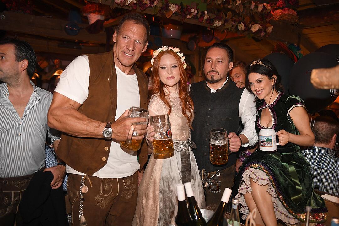 Busseln und Bier: Die Promis auf dem ersten Wiesn-Wochenende feiern um die Wette