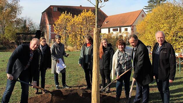 Bei der Pflanzung legten B&uuml;rgermeister Klaus Faatz, Sonja Peschke und Landrat Alexander Tritthart Hand (von links mit Schaufeln) an. Au&szlig;erdem im Bild von links: Angelika Schiffer, Jutta Sulzer, Lydia Kainbacher, Sarah Helmert und Herbert Lawrenz       Foto: Evi Seeger