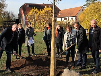 Bei der Pflanzung legten Bürgermeister Klaus Faatz, Sonja Peschke und Landrat Alexander Tritthart Hand (von links mit Schaufeln) an. Außerdem im Bild von links: Angelika Schiffer, Jutta Sulzer, Lydia Kainbacher, Sarah Helmert und Herbert Lawrenz       Foto: Evi Seeger