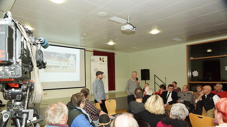 Bürgerversammlung zum Bürgerhaus: die Architekten René Rissland und Gerd Frese Foto: Arkadius Guzy