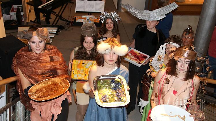 Bildende Kunst trifft Kochkunst: Mit Peter Lauterbach hatten Mitglieder des Kunstvereins Bilder in Essbares umgesetzt, das von Models des CVG im Outfit von Edina Thern präsentiert wurde. Foto: Klaus Klaschka