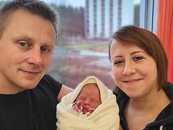 Glückliche Eltern: Über die Geburt ihrer Tochter Palina freuen sich Mama Marina und Papa Viktor Henkel aus Lichtenfels. pr.