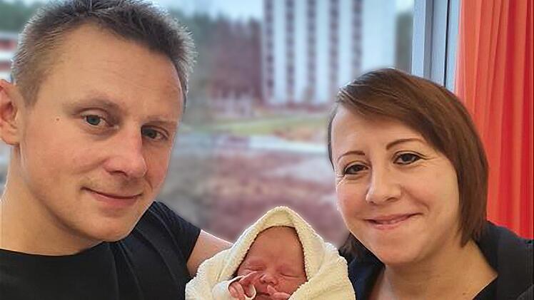 Glückliche Eltern: Über die Geburt ihrer Tochter Palina freuen sich Mama Marina und Papa Viktor Henkel aus Lichtenfels. pr.