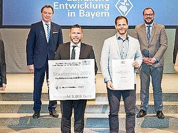 Auszeichnung mit dem Bayerischen Staatspreis durch Landwirtschaftsministerin Michaela Kaniber (rechts) in München