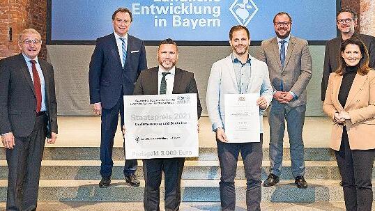 Auszeichnung mit dem Bayerischen Staatspreis durch Landwirtschaftsministerin Michaela Kaniber (rechts) in München