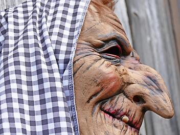 Maskerade kommt bei jeder Art von Scheinheiligkeit und Verstellung zum Vorschein, nur nicht in der Politik, meinen manche. Recht gruselig aber wird es dann bei der Begegnung mit einer Hexe aus dem einsam gelegenen, ehemaligen Bauernhaus „Finkenflug“ (um 1919) zwischen Roßlach und Tempenberg, an das heute nur noch die Drudenmaske und der Flurname erinnert.