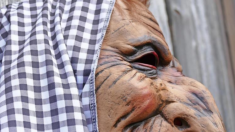 Maskerade kommt bei jeder Art von Scheinheiligkeit und Verstellung zum Vorschein, nur nicht in der Politik, meinen manche. Recht gruselig aber wird es dann bei der Begegnung mit einer Hexe aus dem einsam gelegenen, ehemaligen Bauernhaus „Finkenflug“ (um 1919) zwischen Roßlach und Tempenberg, an das heute nur noch die Drudenmaske und der Flurname erinnert.