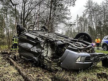 Opel &uuml;berschl&auml;gt sich und bleibt auf dem Dach liegen: Verkehrunsfall zwischen Feucht und Moorenbrunn