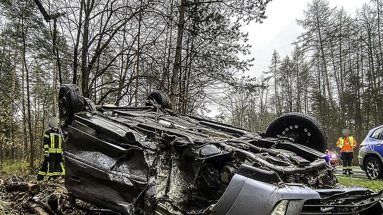 Opel &uuml;berschl&auml;gt sich und bleibt auf dem Dach liegen: Verkehrunsfall zwischen Feucht und Moorenbrunn