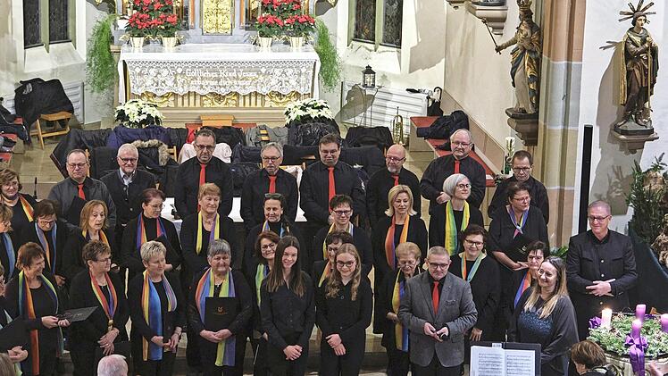 Alle Aktiven beim Adventskonzert des Gesangvereins Liederkranz Leutenbach