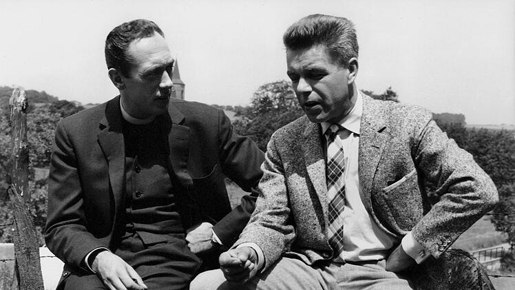 Der erfolgreichste Film, der je im deutschen Fernsehen lief: Die WDR-Krimis der "Tim Frazer"-Reihe (nach Francis-Durbridge-Bestsellern) pr&auml;gten den Begriff "Stra&szlig;enfeger": Inspektor Yates (Heinz Drache, rechts, mit Horst Tappert) spielte in der Folge "Das Halstuch" - der Krimi erreichte 1962 eine Fabelquote von 93 Prozent. Studio Hamburg ver&ouml;ffentlichte den Film nochmals im Rahmen einer "Stra&szlig;enfeger"-DVD-Reihe.