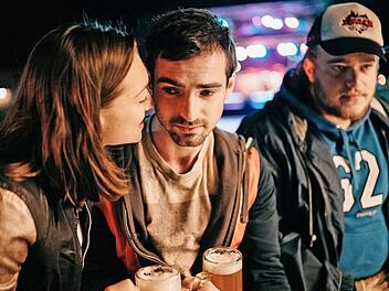 Isabella (Antonia Moretti) und Paul (Aaron Hilmer, zweiter von links) schmieden auf dem Dorffest Zukunftspl&auml;ne. Pauls Freund "Heiliger" (Max Wolter) freut sich auf die Party des Abends.