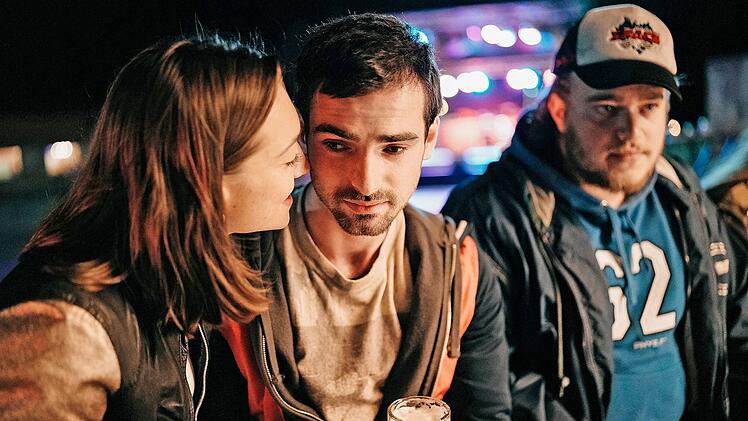 Isabella (Antonia Moretti) und Paul (Aaron Hilmer, zweiter von links) schmieden auf dem Dorffest Zukunftspl&auml;ne. Pauls Freund "Heiliger" (Max Wolter) freut sich auf die Party des Abends.