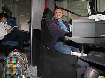 Elsbeth Scheibe am Steuer ihres Busses. Jeden Tag fährt sie zwischen Kronach und Kulmbach hin und her, ab Donnerstag hat sie wieder vorwiegend Schulkinder an Bord. "Ich freue mich schon auf den Trubel", sagt die Kulmbacherin.
