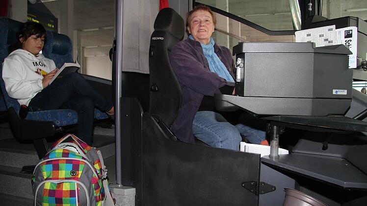 Elsbeth Scheibe am Steuer ihres Busses. Jeden Tag fährt sie zwischen Kronach und Kulmbach hin und her, ab Donnerstag hat sie wieder vorwiegend Schulkinder an Bord. "Ich freue mich schon auf den Trubel", sagt die Kulmbacherin.