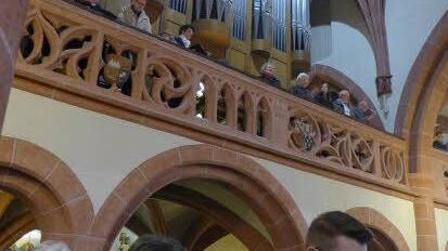 Zu Ende des Gottesdienstes "schwebte" Julian Freibotts strahlender Tenor von der Empore über den Gemeindegesang "Kommt, lasset uns anbeten".