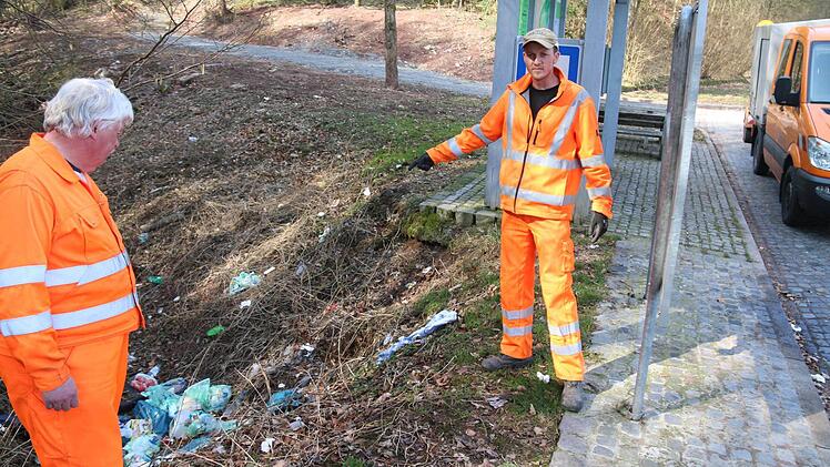 Ein besonderes Ärgernis ist der regelmäßig abgeladene Haushaltsmüll an der Parkbucht "Am Sandplatz", beklagen sich Dieter Fröhlich (vorn) und Sebastian Vogt.