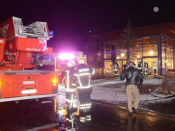 Mehr als Feuerwehrleute mussten am Sonntagabend in Garitz ausrücken. Grund für die starke Qualmentwicklung in den Räumen einer Bäckerei dürfte nach ersten Vermutungen der Einsatzkräfte vor Ort ein defekter Kühlaggregat sein.  Foto: Peter Rauch
