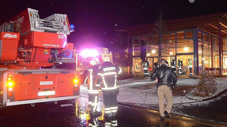 Mehr als Feuerwehrleute mussten am Sonntagabend in Garitz ausrücken. Grund für die starke Qualmentwicklung in den Räumen einer Bäckerei dürfte nach ersten Vermutungen der Einsatzkräfte vor Ort ein defekter Kühlaggregat sein.  Foto: Peter Rauch